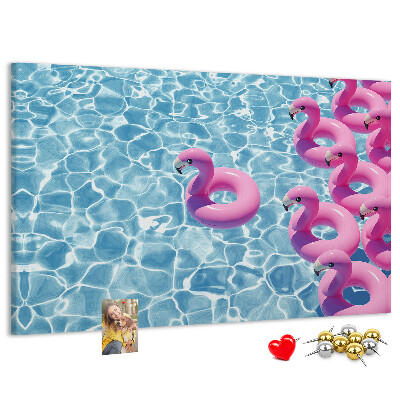 Kork-Pinnwand mit Motiv Rosa Flamingos vor dem blauen Wasser