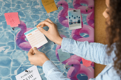 Kork-Pinnwand mit Motiv Rosa Flamingos vor dem blauen Wasser