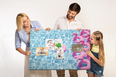 Kork-Pinnwand mit Motiv Rosa Flamingos vor dem blauen Wasser
