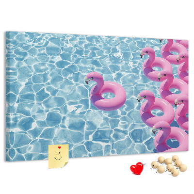 Kork-Pinnwand mit Motiv Rosa Flamingos vor dem blauen Wasser