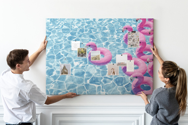 Kork-Pinnwand mit Motiv Rosa Flamingos vor dem blauen Wasser