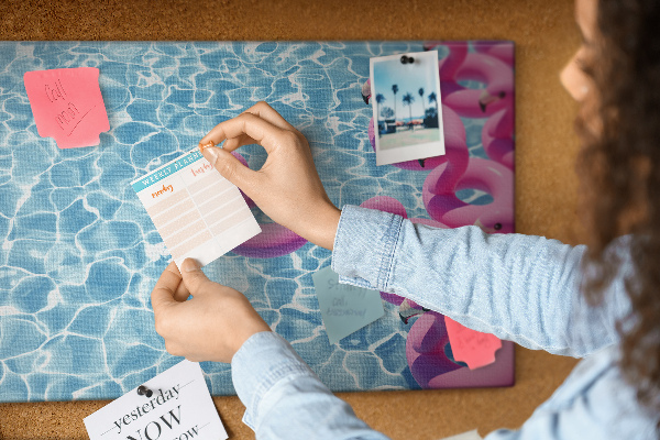 Kork-Pinnwand mit Motiv Rosa Flamingos vor dem blauen Wasser
