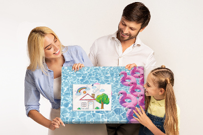 Kork-Pinnwand mit Motiv Rosa Flamingos vor dem blauen Wasser