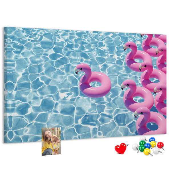 Kork-Pinnwand mit Motiv Rosa Flamingos vor dem blauen Wasser