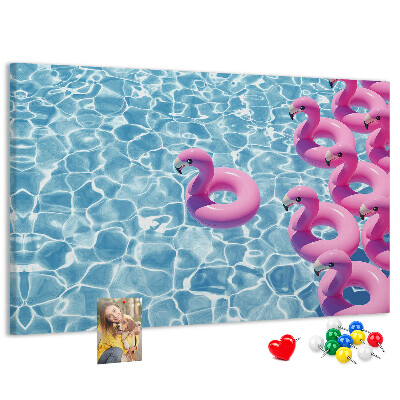 Kork-Pinnwand mit Motiv Rosa Flamingos vor dem blauen Wasser