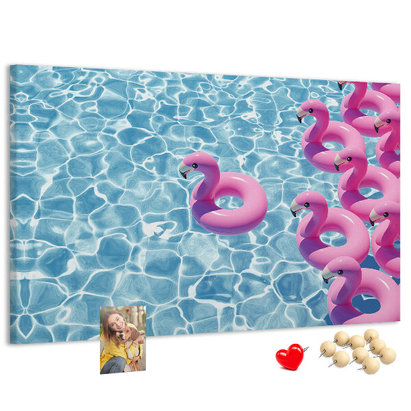 Kork-Pinnwand mit Motiv Rosa Flamingos vor dem blauen Wasser
