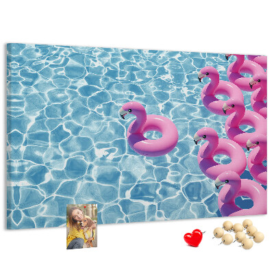 Kork-Pinnwand mit Motiv Rosa Flamingos vor dem blauen Wasser