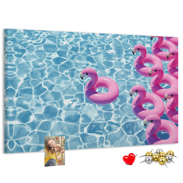 Kork-Pinnwand mit Motiv Rosa Flamingos vor dem blauen Wasser