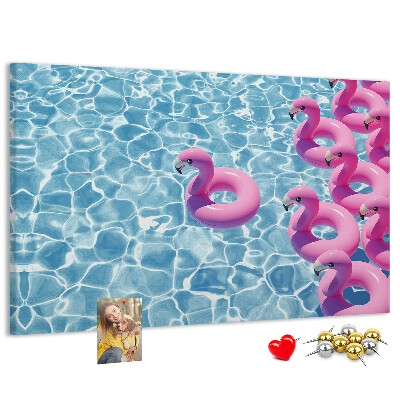 Kork-Pinnwand mit Motiv Rosa Flamingos vor dem blauen Wasser