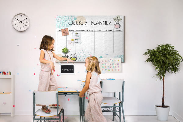 Wochenplaner buntes Design mit Pflanzen und Korkoberfläche