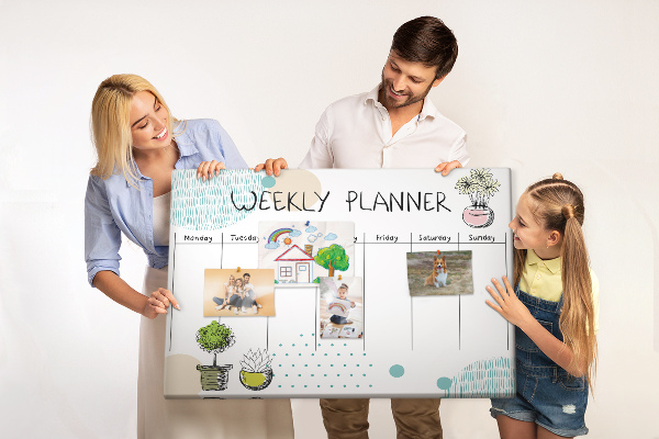 Wochenplaner buntes Design mit Pflanzen und Korkoberfläche