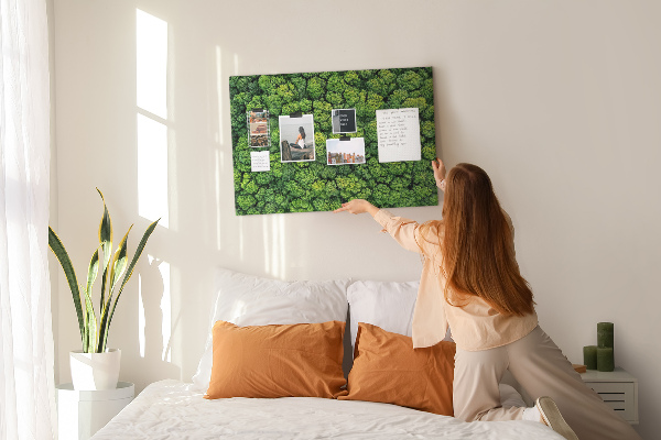 Wandbild mit Korkrückwand grüner Wald mit dichter Vegetation