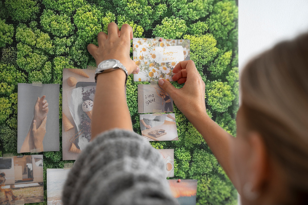 Wandbild mit Korkrückwand grüner Wald mit dichter Vegetation