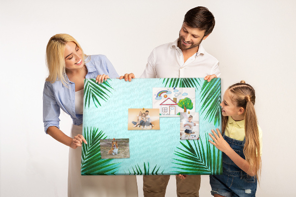 Korktafel mit tropischen Blättern auf blauem Hintergrund