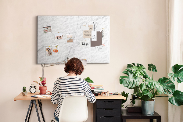 Bild mit Korkrückwand mit elegantem Marmormuster in Weißtönen
