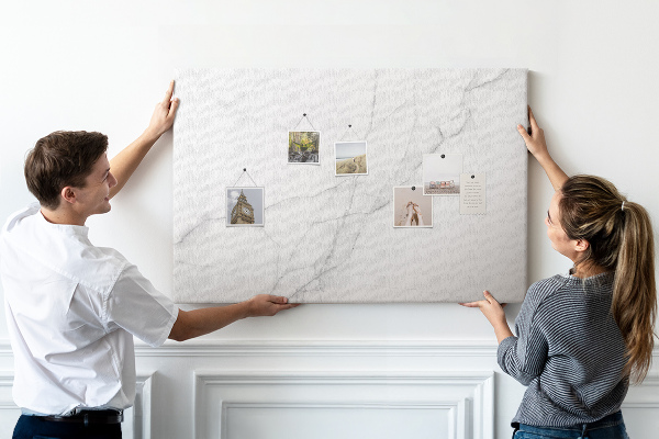 Bild mit Korkrückwand mit elegantem Marmormuster in Weißtönen