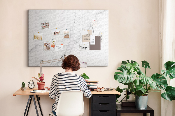 Bild mit Korkrückwand mit elegantem Marmormuster in Weißtönen