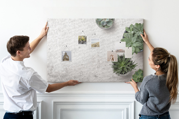 Korktafel mit Motiv Topfpflanzen auf grauem Hintergrund