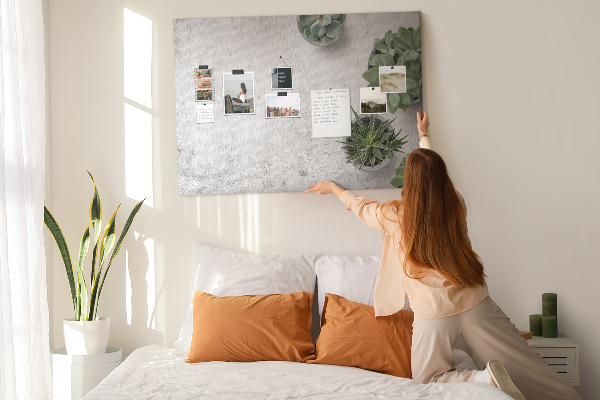 Korktafel mit Motiv Topfpflanzen auf grauem Hintergrund