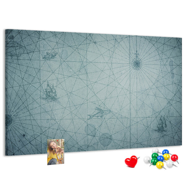 Korktafel mit antiker Karte und geometrischen Mustern