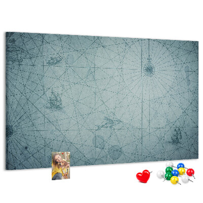 Korktafel mit antiker Karte und geometrischen Mustern
