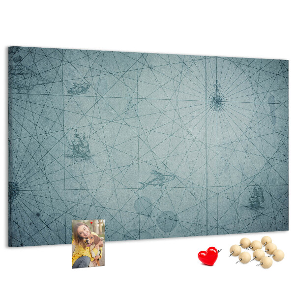 Korktafel mit antiker Karte und geometrischen Mustern