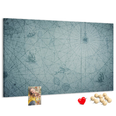 Korktafel mit antiker Karte und geometrischen Mustern
