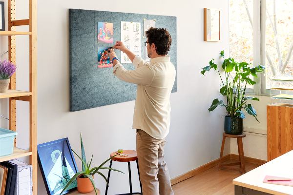 Korktafel mit antiker Karte und geometrischen Mustern
