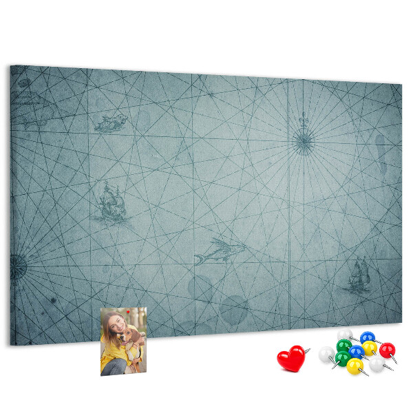 Korktafel mit antiker Karte und geometrischen Mustern