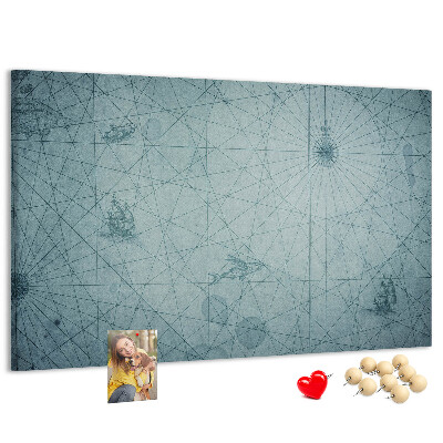 Korktafel mit antiker Karte und geometrischen Mustern