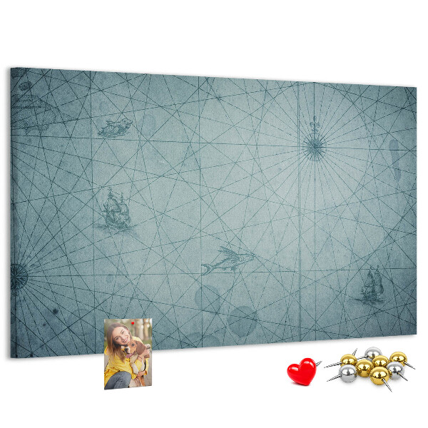 Korktafel mit antiker Karte und geometrischen Mustern