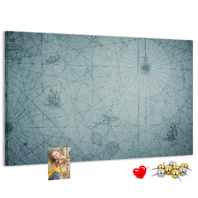 Korktafel mit antiker Karte und geometrischen Mustern