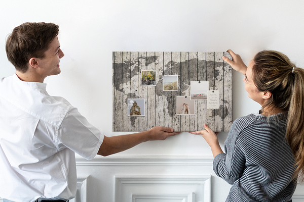 Korkbild Weltkarte auf einem Hintergrund aus Holzbrettern