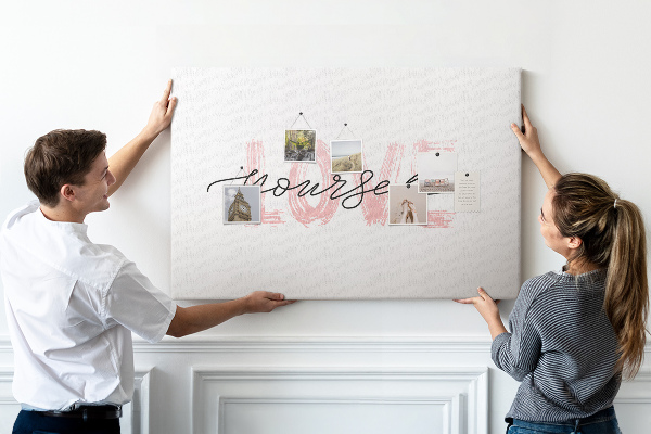 Bilder mit Korkrückwand Motiv Selbstliebe in Pastellfarben