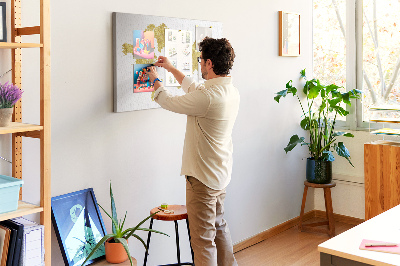 Kork-Pinnwand mit Motiv einer goldenen Weltkarte auf weißem Hintergrund