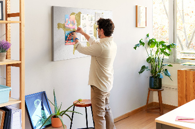 Kork-Pinnwand mit Motiv einer goldenen Weltkarte auf weißem Hintergrund