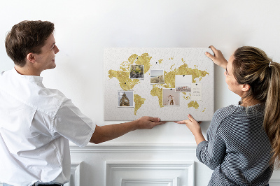 Kork-Pinnwand mit Motiv einer goldenen Weltkarte auf weißem Hintergrund