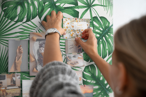 Bild mit Korkrückwand tropische Blätter in Grün