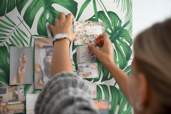 Bild mit Korkrückwand tropische Blätter in Grün