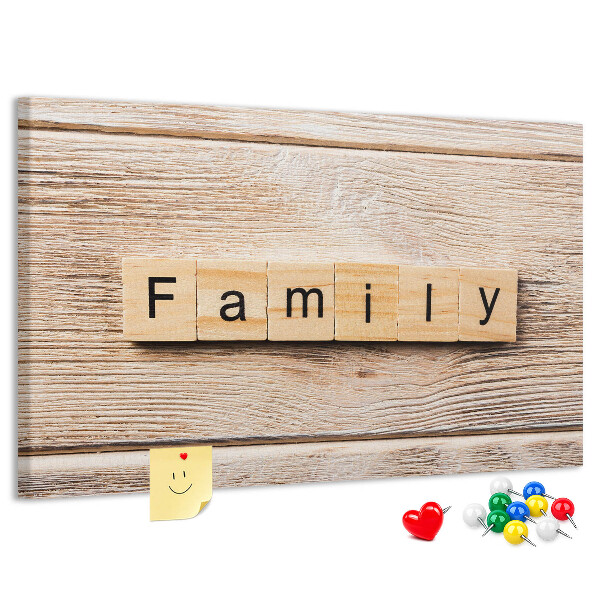 Korktafel mit Motiv einer Familie vor einem Holzbrett