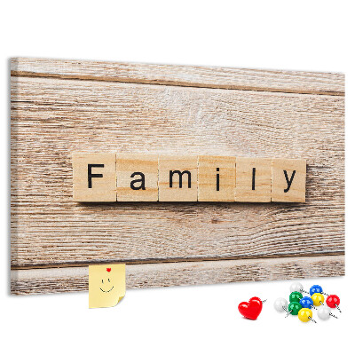 Korktafel mit Motiv einer Familie vor einem Holzbrett