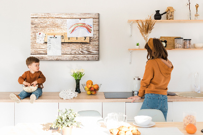 Korktafel mit Motiv einer Familie vor einem Holzbrett