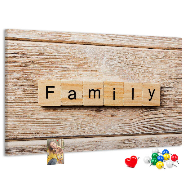 Korktafel mit Motiv einer Familie vor einem Holzbrett