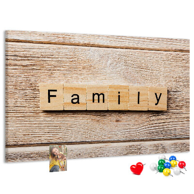 Korktafel mit Motiv einer Familie vor einem Holzbrett