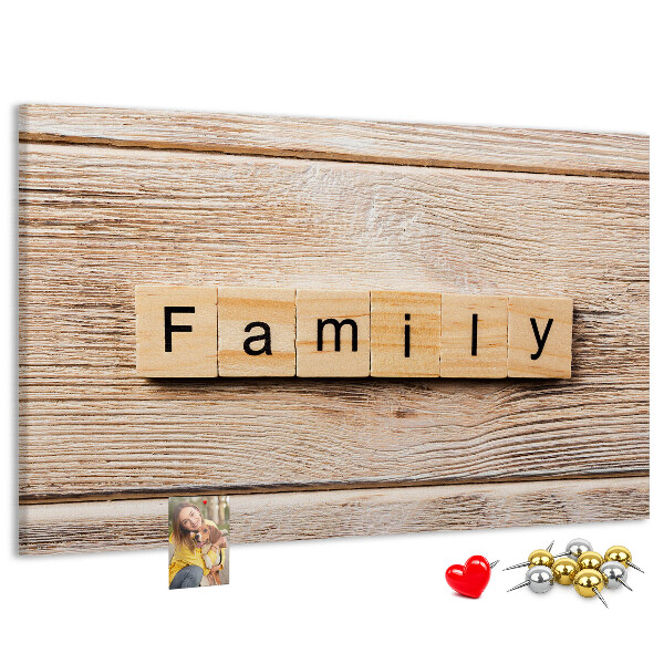 Korktafel mit Motiv einer Familie vor einem Holzbrett