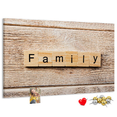 Korktafel mit Motiv einer Familie vor einem Holzbrett