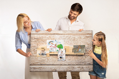 Korktafel mit Motiv einer Familie vor einem Holzbrett