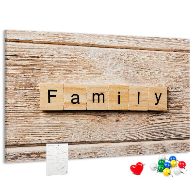 Korktafel mit Motiv einer Familie vor einem Holzbrett