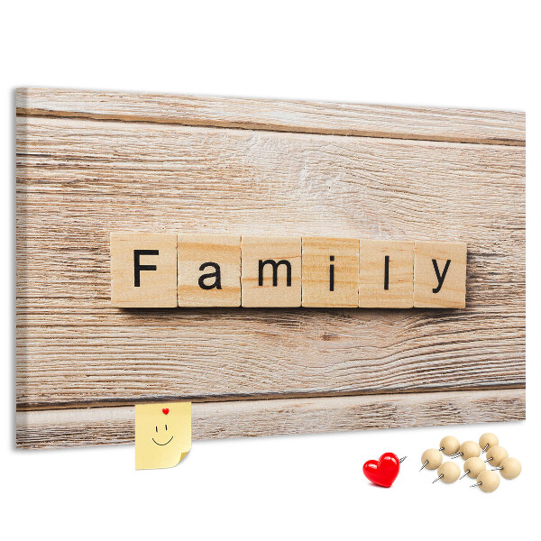 Korktafel mit Motiv einer Familie vor einem Holzbrett