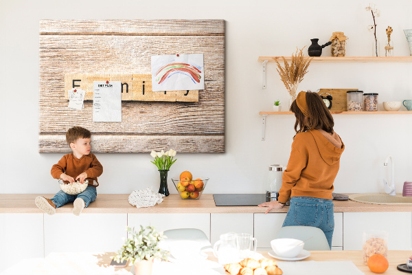 Korktafel mit Motiv einer Familie vor einem Holzbrett